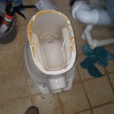 אסלה מנותקת עם צינור פלסטיק וכלי עבודה