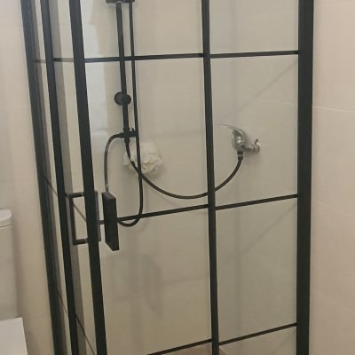 מקלחון זכוכית עם ראש מקלחת וכפתור שליטה