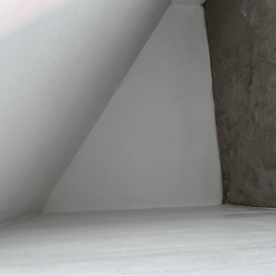 קיר משופץ עם צבע טרי על הקירות