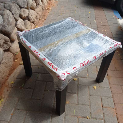 שולחן עטוף בניילון נצמד על מדרכה