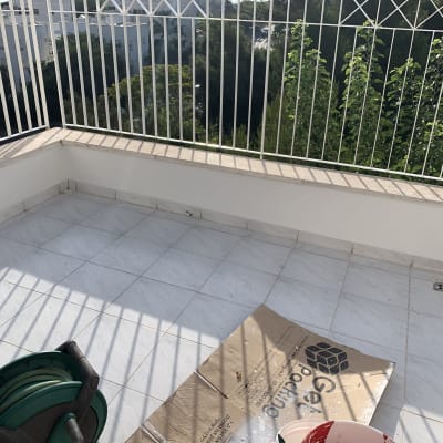 דלי צבע על רצפת מרפסת עם קרטון