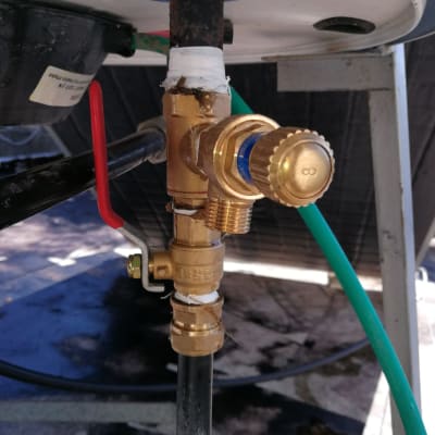 שסתום פליז מחובר לדוד שמש עם צינור ירוק