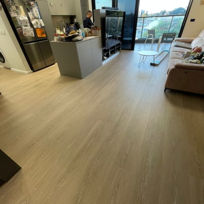 רצפת פרקט עץ בהירה במטבח מודרני