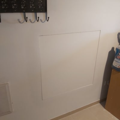 קיר גבס עם פתח מרובע חתוך