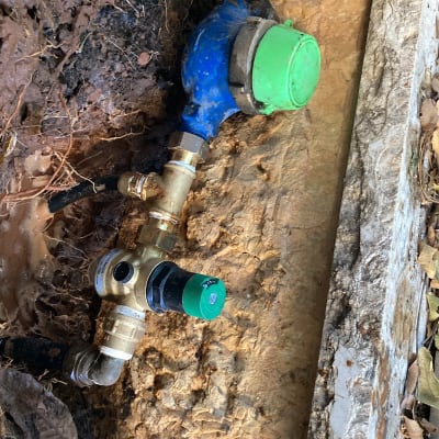 צנרת מים עם ברזים ומחברים באדמה
