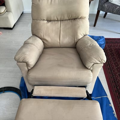 כורסה על יריעת פלסטיק כחולה עם צינור ניקוי