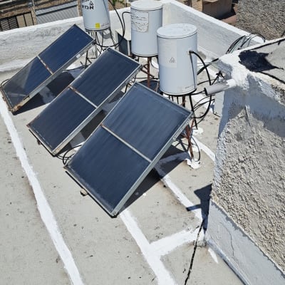 קווים לבנים לאיטום על גג בטון