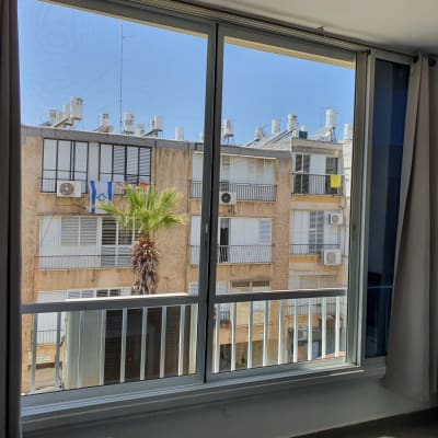 חלון אלומיניום עם מסגרת מתכתית