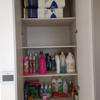 ארון עם מוצרי ניקוי, נייר טואלט וסבונים