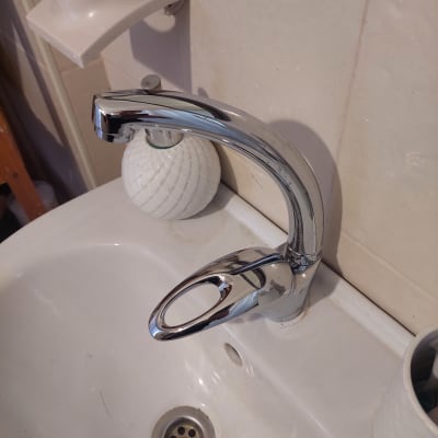 ברז כרום מותקן בכיור לבן בחדר אמבטיה