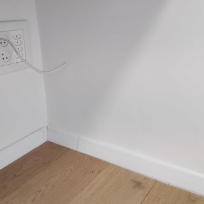 קיר צבוע בלבן עם שקעי חשמל