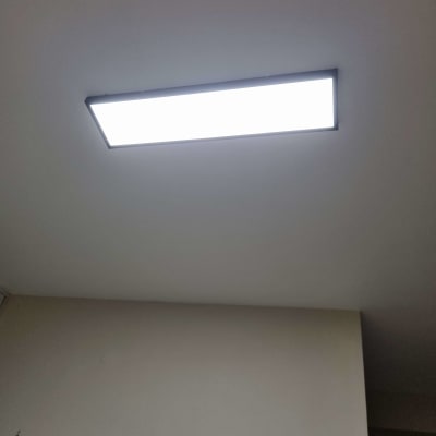 תאורת תקרה מלבנית דולקת