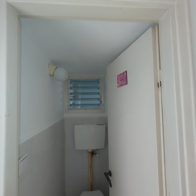 חדר שירותים עם קירות צבועים בלבן