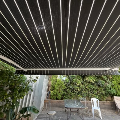 סוכך פסים שחור לבן נמתח מעל מרפסת