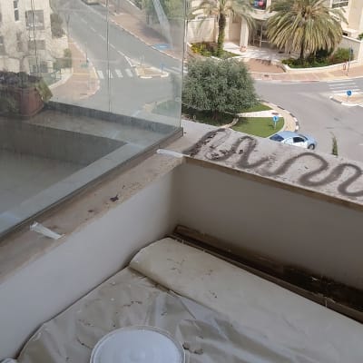 קו איטום על מעקה מרפסת עם חומר איטום