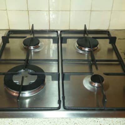 כיריים גז עם ארבעה מבערים וכפתורי שליטה