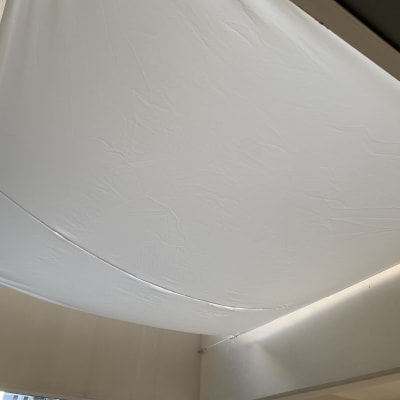 יריעת בד מתוחה בתקרה, מחוברת לקירות