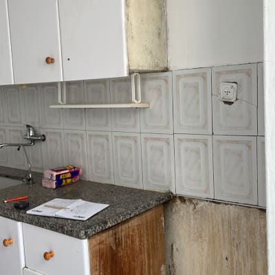 ארונות מטבח עם נזקי רטיבות ועץ מתקלף