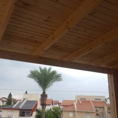 תקרת עץ עם קורות עץ בחצר