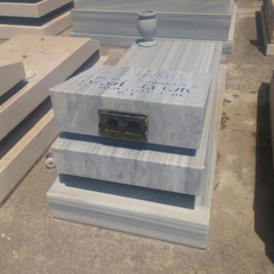 מצבות שיש עם כיתוב ואגרטל על גבי אחת מהן