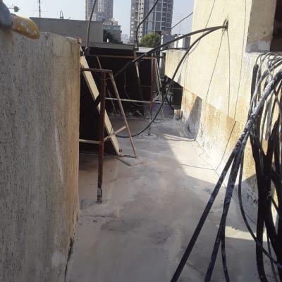 גג עם חומרי איטום, כבלים ומבנה מתכת