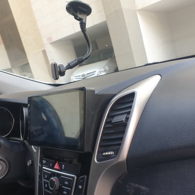 מערכת מולטימדיה ברכב עם תושבת לטלפון