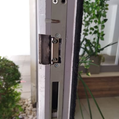 מנעול דלת מתכת עם ברגים חשופים