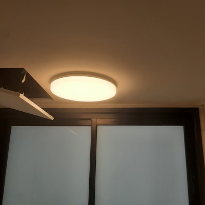 תאורה עגולה מותקנת בתקרה ליד חלון