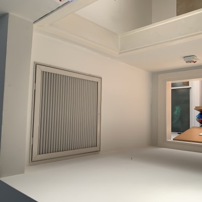 פתח אוורור בגבס על קיר לבן