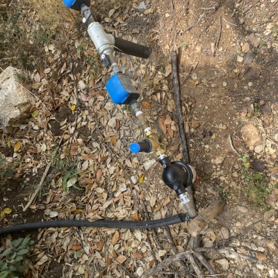 צינורות ומחברים עם ברזים כחולים באדמה