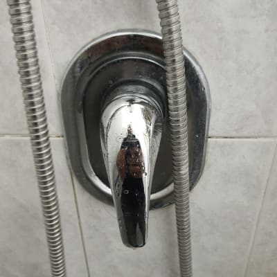 ברז כרום עם צינורות מתכת במקלחת