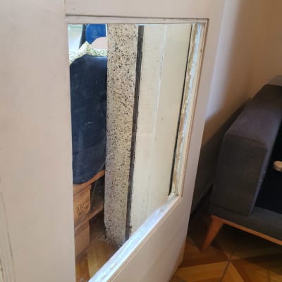 זכוכית בדלת עץ עם מסגרת לבנה