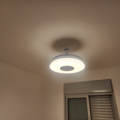 מנורת תקרה עגולה מוארת בחדר