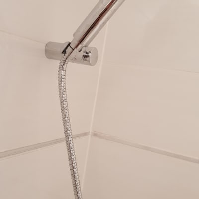 ראש מקלחת מתכת עם צינור גמיש