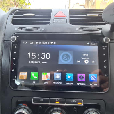 מערכת מולטימדיה ברכב עם מסך מגע ותצוגת זמן