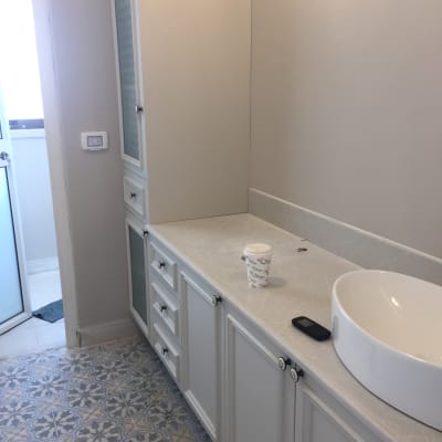 שיש בהיר עם כיור עגול וכוס קפה