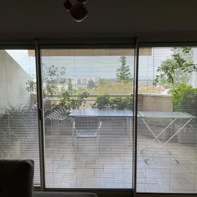 מרפסת עם שולחן וכיסאות אלומיניום, מתקן ייבוש כביסה מאלומיניום