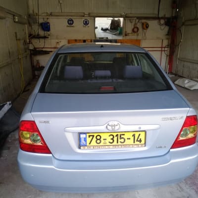 מכונית טויוטה קורולה במוסך עם ציוד עבודה