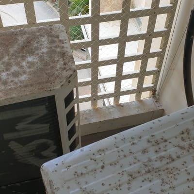 יחידת מיזוג אוויר עם לכלוך ורשת למניעת יונים