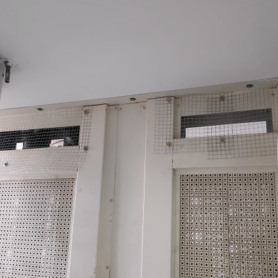 רשת מתכת מותקנת למניעת כניסת יונים למבנה