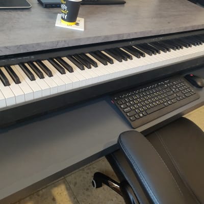 פסנתר חשמלי על שולחן עם מקלדת ומחשב