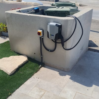 עמדת טעינה לרכב חשמלי על קיר חיצוני