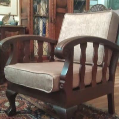 כורסא (אחת מתוך שתיים). גם לאחר התיקון של הרפד - המידות שגויות הבסיס בולט מאוד ממסגרת הכורסא. הגב כשיח, אינו "מתחבר" לכרית הישיבה (נראה כאילו פס רווח שחור) כרית המשענת קשיחה, מסתירה את עיצוב הרהיט.