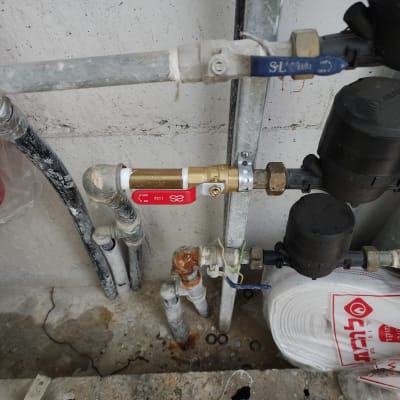 צינורות ומחברים במערכת אינסטלציה עם ברזים