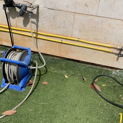 צינור גז צהוב מחובר לקיר עם גלגלת כבל