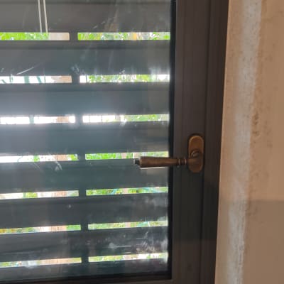 חלון אלומיניום עם תריסים וידית מתכת