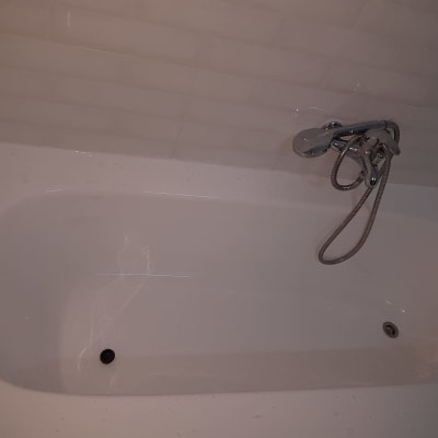 אמבטיה לבנה עם ברז ומקלחת יד