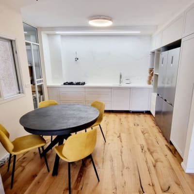 מטבח מודרני עם שולחן עגול וכיסאות צהובים