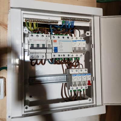 לוח חשמל עם חוטים ומפסקים חשמליים