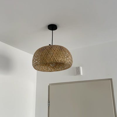 מנורת תקרה עם אהיל קלוע וחוט חשמל שחור